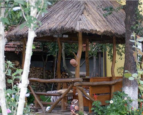 Какие виды дерева наиболее подходящие для строительства беседки. №2. Деревянная беседка на даче: плюсы и минусы