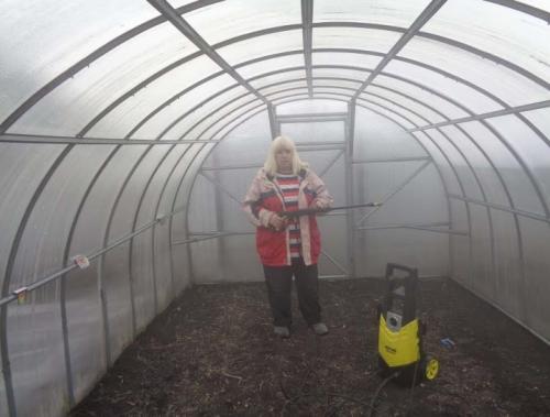 Обработка теплицы хозяйственным мылом весной. Чем обработать теплицу из поликарбоната? 03