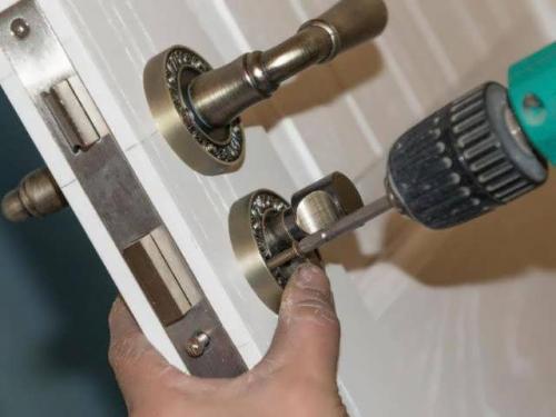 Врезка замка в межкомнатную дверь инструмент. Нужные инструменты для монтажа