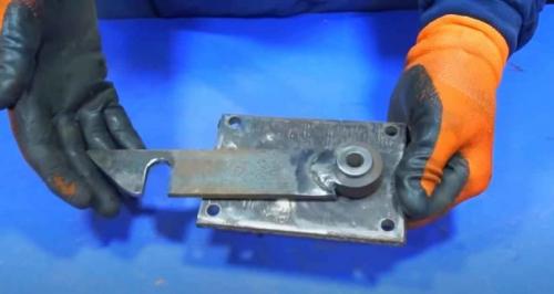 Как выпилить отверстие под замок в двери. Подготовительные работы 09