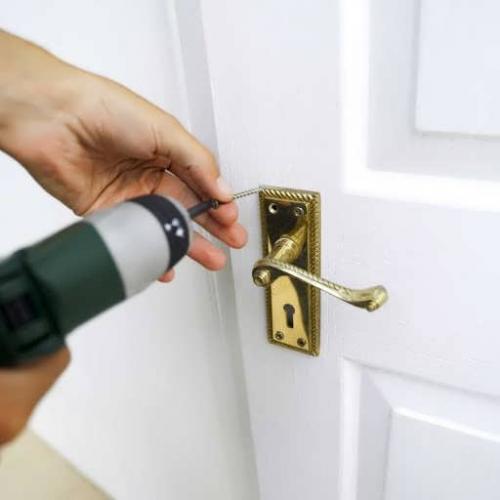 Врезка замка в межкомнатную дверь инструмент. Нужные инструменты для монтажа