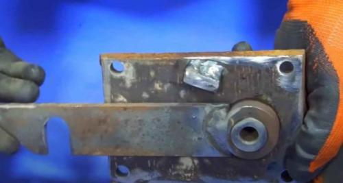 Как выпилить отверстие под замок в двери. Подготовительные работы 10