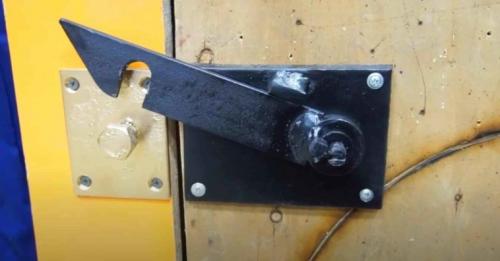 Как выпилить отверстие под замок в двери. Подготовительные работы 05