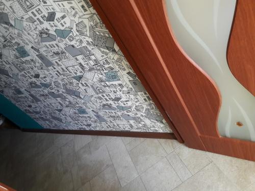 Плинтус в цвет дверей или пола. помогите с цветом плинтуса!