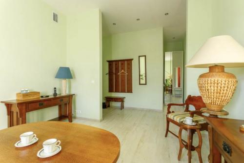 Как подобрать цвет плинтуса на пол. Част.  Как выбрать плинтусы для пола по цвету