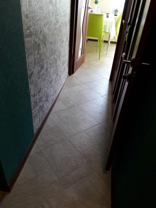 Цвет плинтуса под серые стены. помогите с цветом плинтуса!