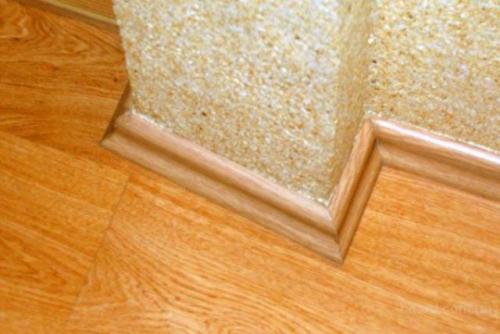 Виды плинтусов для ламината. Материал планок