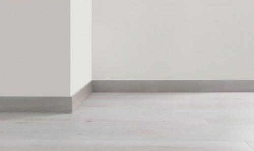 Популярные виды плинтусов для пола и потолка. Плинтус в интерьере: для чего он нужен 08