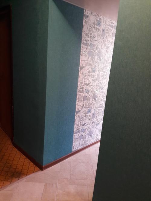 Цвет плинтуса под серые стены. помогите с цветом плинтуса!