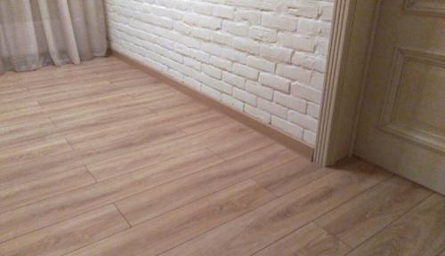 Плинтус под цвет пола, что за безвкусица. «Плинтус под цвет пола? Что за безвкусица!» — дизайнер пристыдил, но раскрыл карты, как грамотно подобрать плинтус