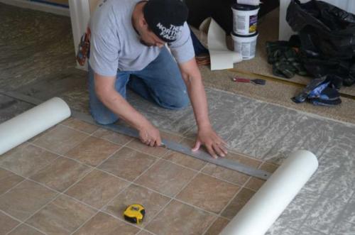 Как стелить линолеум своими руками. Как правильно стелить линолеум 01