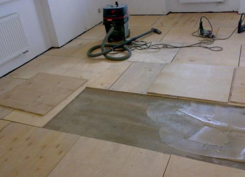 Укладка под линолеум фанеры на деревянный и бетонный пол. Процесс укладки фанеры под линолеум на деревянный пол 07