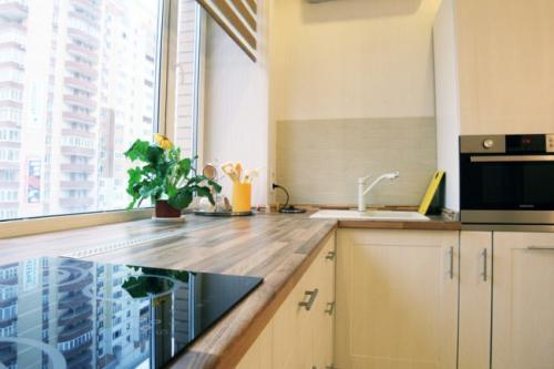 Уголок между столом и фартуком. Плинтус для кухонной столешницы. Плинтусы на столешницу