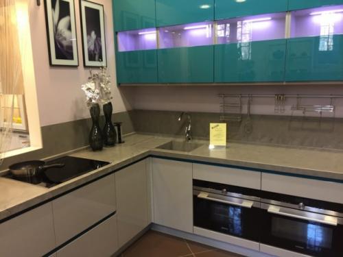 Уголок между столом и фартуком. Плинтус для кухонной столешницы. Плинтусы на столешницу