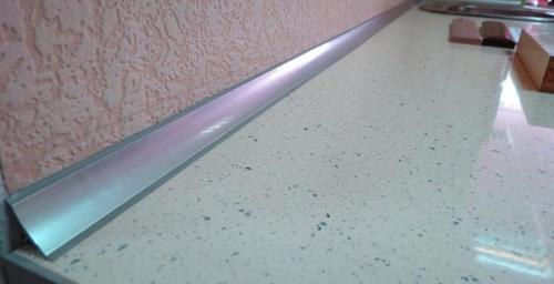 Уголок для фартука кухни. Как сделать аккуратный стык столешницы и фартука из плитки