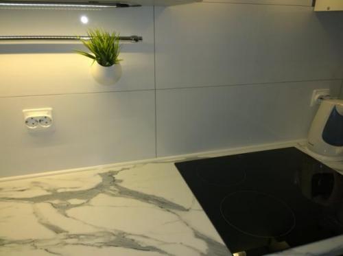 Как оформить стык между столешницей и фартуком. Как сделать аккуратный стык столешницы и фартука из плитки