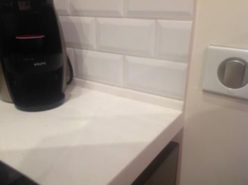 Монтаж плинтуса на кухонную столешницу. Необходимость монтажа плинтуса к столешнице 05 Монтаж плинтуса на кухонную столешницу. Необходимость монтажа плинтуса к столешнице 05