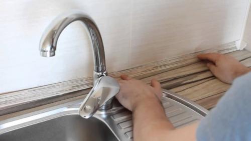 Монтаж плинтуса на кухонную столешницу. Необходимость монтажа плинтуса к столешнице 13 Монтаж плинтуса на кухонную столешницу. Необходимость монтажа плинтуса к столешнице 13