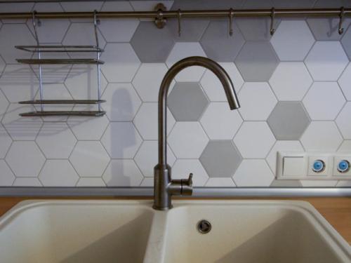 Монтаж плинтуса на кухонную столешницу. Необходимость монтажа плинтуса к столешнице 09 Монтаж плинтуса на кухонную столешницу. Необходимость монтажа плинтуса к столешнице 09