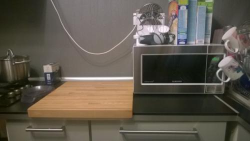 Монтаж плинтуса на кухонную столешницу. Необходимость монтажа плинтуса к столешнице 06 Монтаж плинтуса на кухонную столешницу. Необходимость монтажа плинтуса к столешнице 06