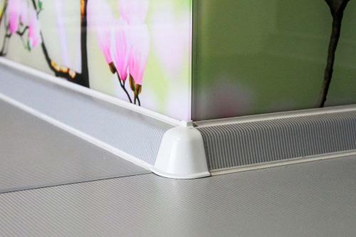 Всё о кухонном плинтусе и фартуке. Зачем нужен кухонный плинтус? 12