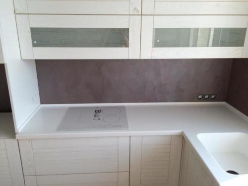 Монтаж плинтуса на кухонную столешницу. Необходимость монтажа плинтуса к столешнице 04 Монтаж плинтуса на кухонную столешницу. Необходимость монтажа плинтуса к столешнице 04