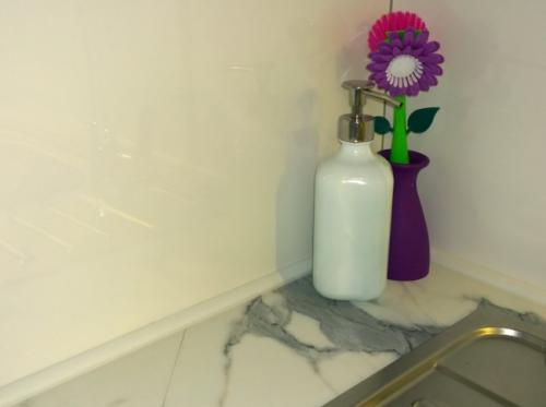 Монтаж плинтуса на кухонную столешницу. Необходимость монтажа плинтуса к столешнице 02 Монтаж плинтуса на кухонную столешницу. Необходимость монтажа плинтуса к столешнице 02