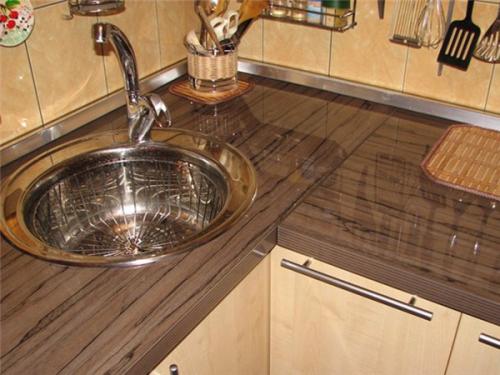 Пристеночный бортик для столешницы. Плинтус для кухонной столешницы - маскируем и защищаем