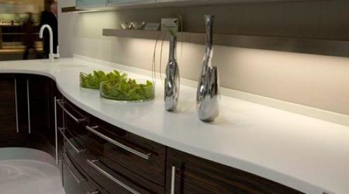 Как крепить алюминиевый плинтус на столешнице. Виды изделий