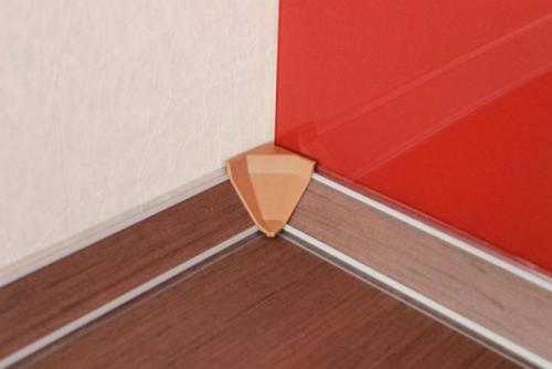 Кухонный плинтус на жидкие гвозди. Способы монтажа