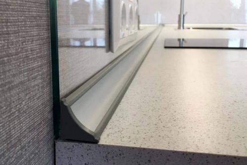 Кухонный плинтус на жидкие гвозди. Способы монтажа