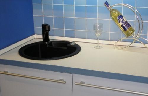 Установка алюминиевого плинтуса на столешницу. Выбор плинтуса для столешницы