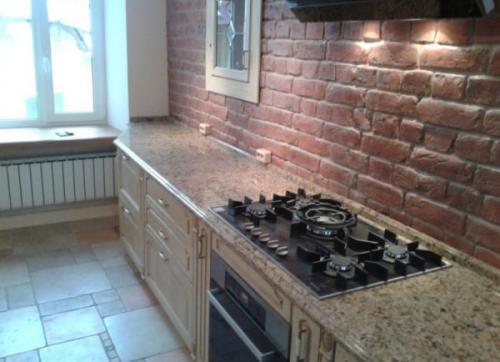 Чем приклеить плинтус к столешнице. Как прикрепить плинтус к кухонной столешнице своими руками