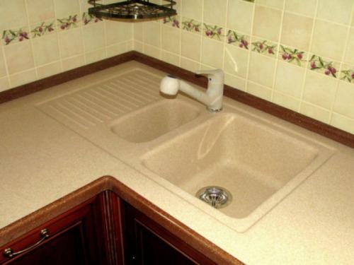 Чем приклеить плинтус к столешнице. Как прикрепить плинтус к кухонной столешнице своими руками