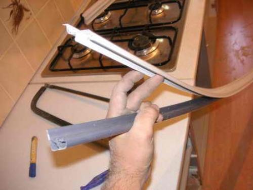 Чем приклеить плинтус к столешнице. Как крепить кухонный плинтус на клей