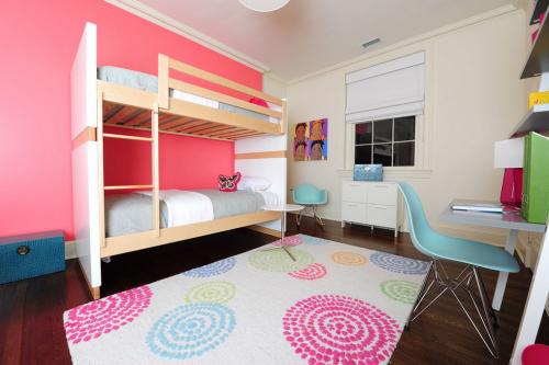 Детская комната для двух девочек. Расположение мебели