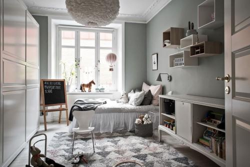 Современная детская комната в скандинавском стиле для девочки. Выбираем покрытие для стен 05