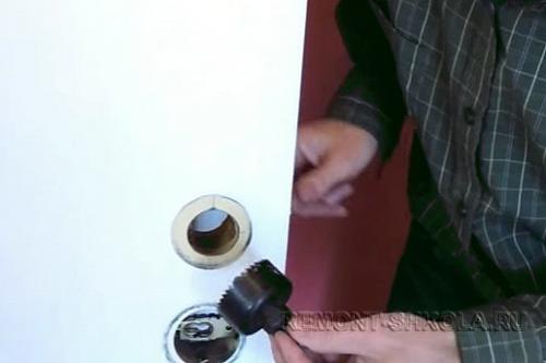 Как заменить дверной замок. Популярные модели замков по типу механизма 03