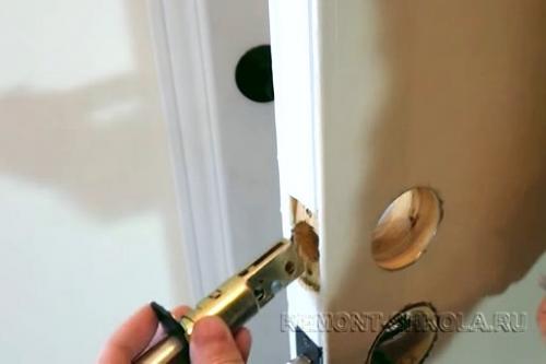 Как заменить дверной замок. Популярные модели замков по типу механизма 07