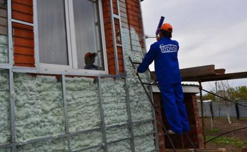 Утепление кирпичного дома снаружи. Чем и как утеплить фасад кирпичного загородного дома: полезные советы и рекомендации