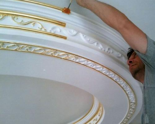 Как покрасить потолочный плинтус. Доводы в пользу окрашивания 03