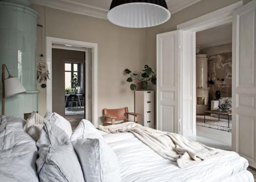 Как нельзя ставить кровать в спальне. Как правильно поставить кровать в спальне, чтобы хорошо выспаться?