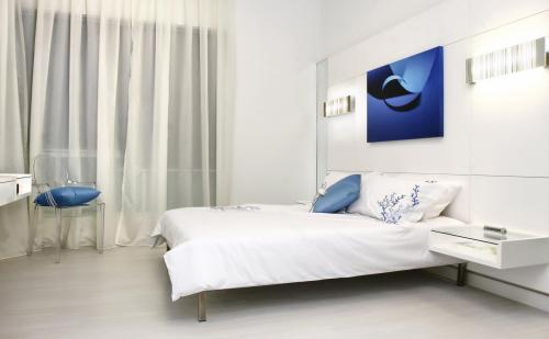 Как правильно поставить кровать в спальне по отношению к двери. Как поставить кровать по фэн-шуй и по сторонам света