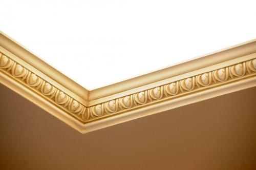 В какой цвет покрасить потолочный плинтус. Как выбрать цвет потолочного плинтуса?