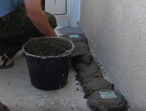 Как сделать пол на балконе без стяжки. Цементная стяжка