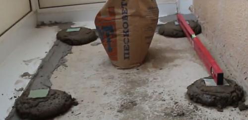 Как сделать пол на балконе без стяжки. Цементная стяжка