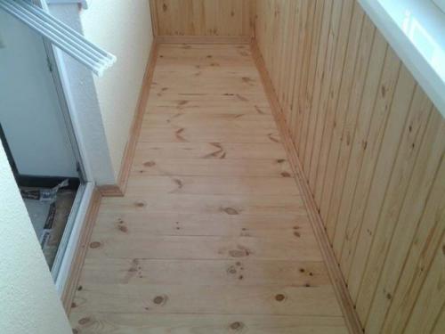 Чем застелить черновой пол на балконе. Остекленный балкон