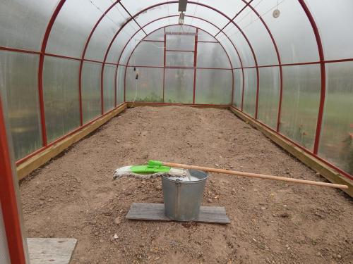 Важность санитарной обработки теплицы из поликарбоната: как сохранить здоровье растений 01