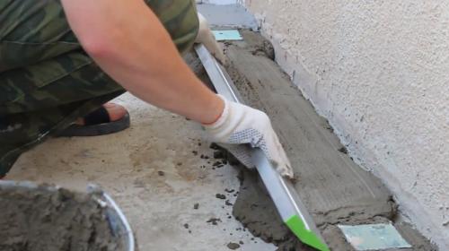 Что постелить на пол на холодном балконе. Цементная стяжка