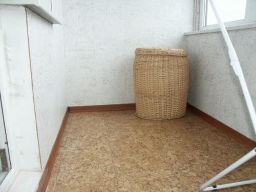 Чем застелить черновой пол на балконе. Остекленный балкон